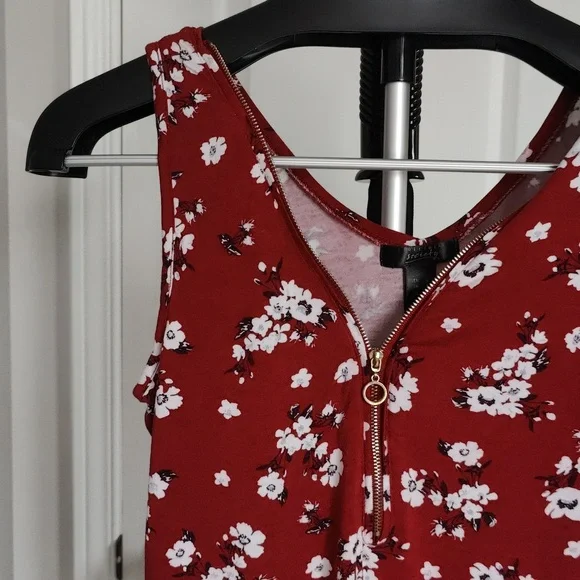 Red tanktop - Picture 8 of 11